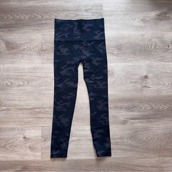 Spanx Camouflage Cropped Leggings - Picture 4 of 4